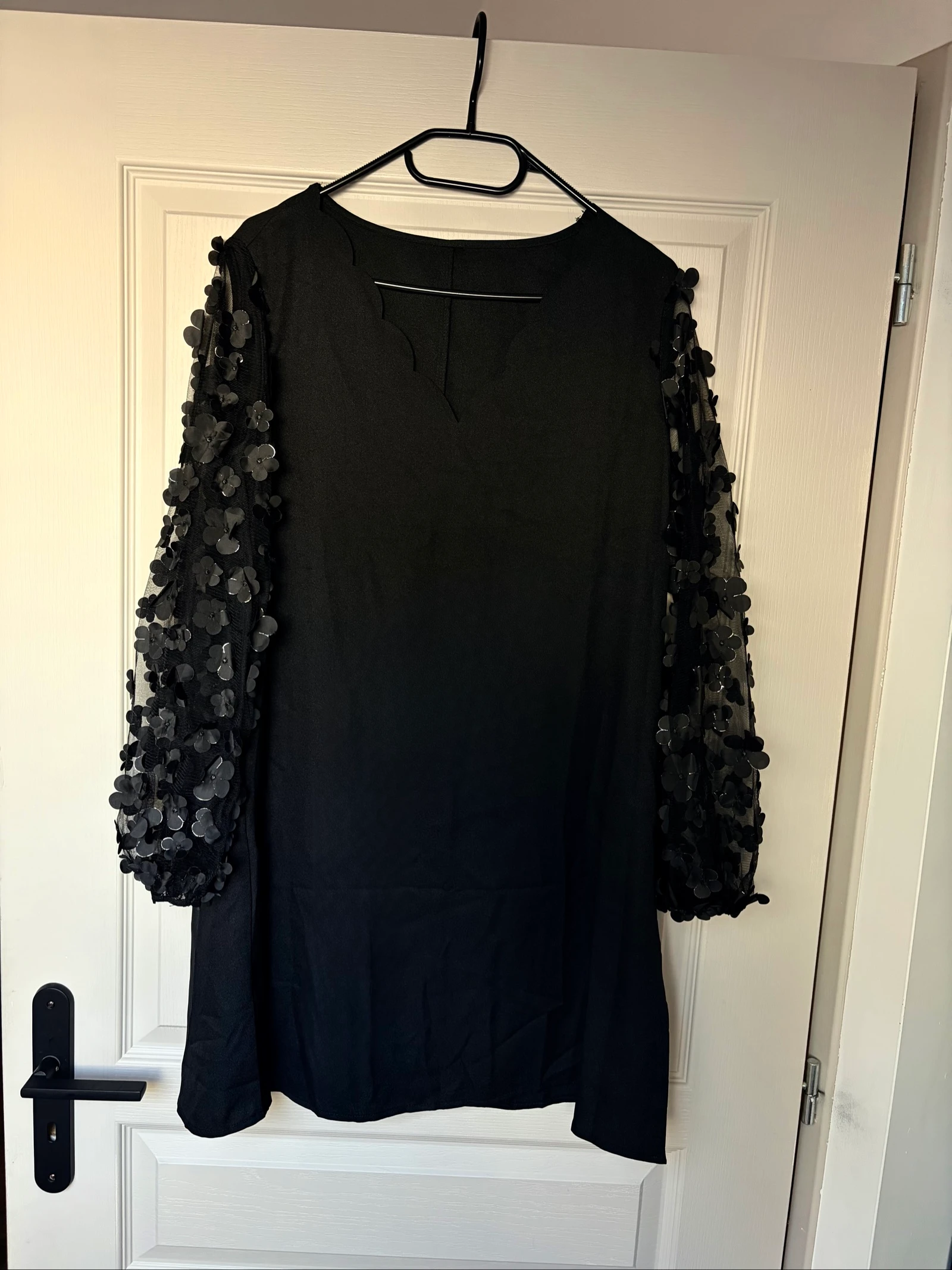 Robe noire avec détail transparence florale bras - portée une fois